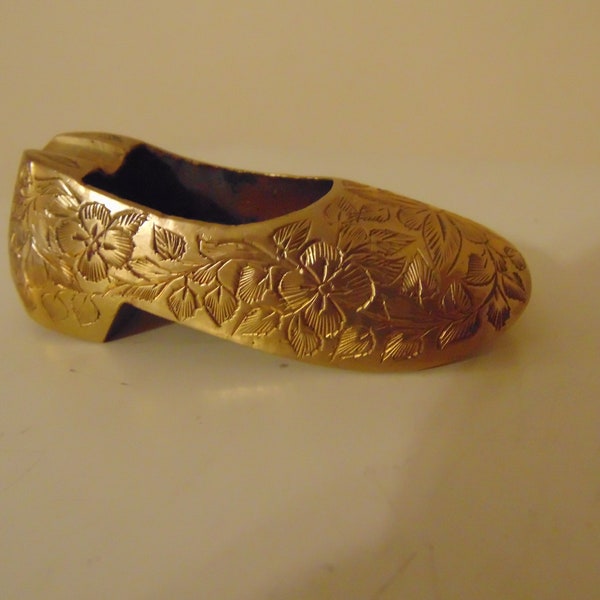 Vintage Rare Solid Brass Shoe Ashtray With Heel, Hand Etched With Flower & Leaf Designs, Made In India, 1960's - Brass Shoe Ashtray - Boho