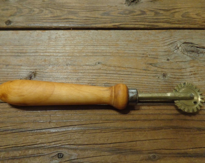 Vintage Brass & Wooden Pie Crimper, 1940's Vintage Baking Tool Vintage