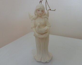 Ángel navideño de porcelana vintage con paloma, década de 1970. Ángel de porcelana. Ángel navideño con paloma.