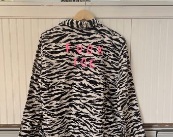 FODA-SE O GELO: Camisa de botão Zebra reciclada