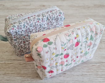 Handgemaakte gewatteerde boxy tas met ritssluiting - make-up tas - toilettas - cosmetische tas in een ditsy bloemenkatoenen stof