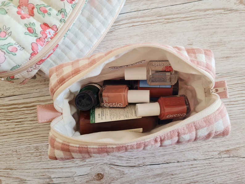 Custodia squadrata trapuntata fatta a mano con cerniera borsa per il trucco borsa da toilette custodia per cosmetici in un delicato tessuto di cotone floreale o a quadretti immagine 10