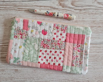 Borsa patchwork trapuntata lavorata a maglia all'uncinetto - astuccio - custodia - percalle floreale fragola - rosa e verde