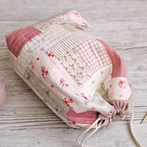 花柄パッチワーク巾着バッグ、キルティング編みかぎ針編み裁縫バッグ、手作りコテージコア収納ポーチ