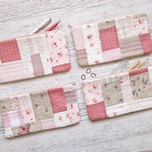 Könnte beinhalten: Eine weiße Keramik-Tasse mit schwarzem Henkel und dem Text "But First, Coffee" in schwarzer, handschriftlicher Schrift. Die Tasse steht auf einer weißen Oberfläche.