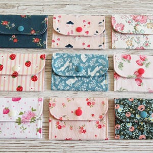 Handgemachtes niedliches Baumwoll Portemonnaie - Mini Münztäschchen - Kleines Portemonnaie - Geschenk Kartenhalter - drolliges Blumen Mini Täschchen - Erdbeeren Hasen