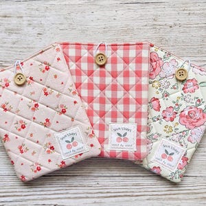 Gesteppte Kindle-Hülle 6–6.8 Zoll - Gepolsterte handgemachte E-Reader Hülle – Rosa Blumen- & Gingham-Baumwolle