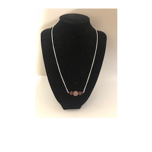 Floral and wood beads silver necklace.