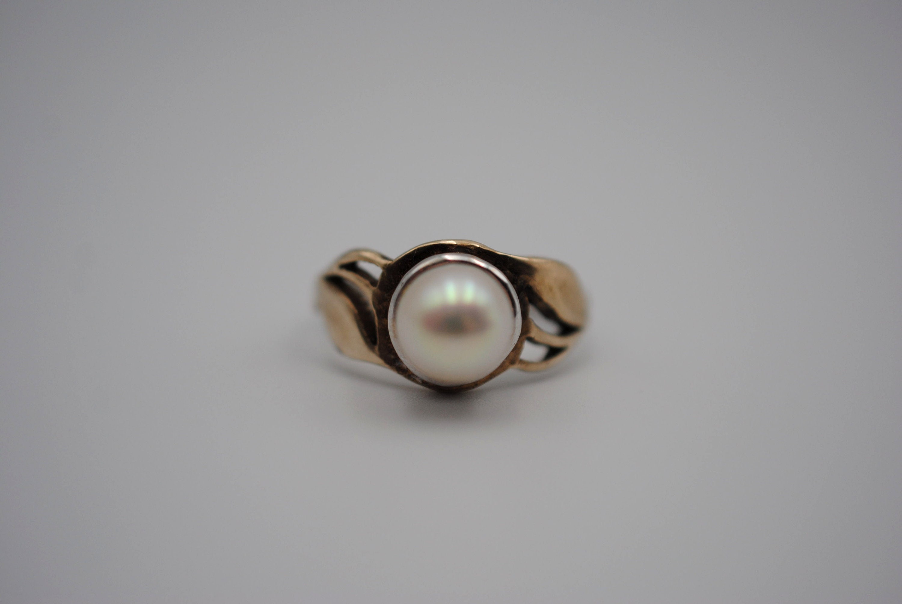 Two tone pearl ring deals