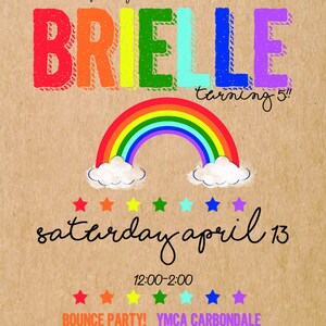 Könnte beinhalten: Eine bunte Einladung zu einer Geburtstagsfeier. Die Einladung zeigt einen Regenbogen, Wolken und Sterne. Der Text auf der Einladung lautet: "Bitte feiern Sie mit uns Brielles 5. Geburtstag! Samstag, 13. April, 12:00-14:00, Hüpfparty! YMCA Carbondale, RSVP an maribeth 570-780-6101."