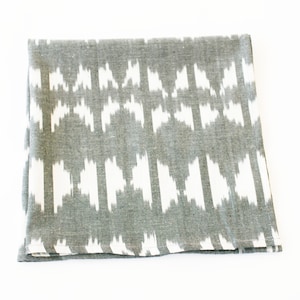 Grau Ikat Dreieck Tuch Abendessen Serviette Set von 4