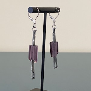 Boucles d'oreilles pendantes brutalistes modernistes en argent sterling et améthyste lucite des années 80