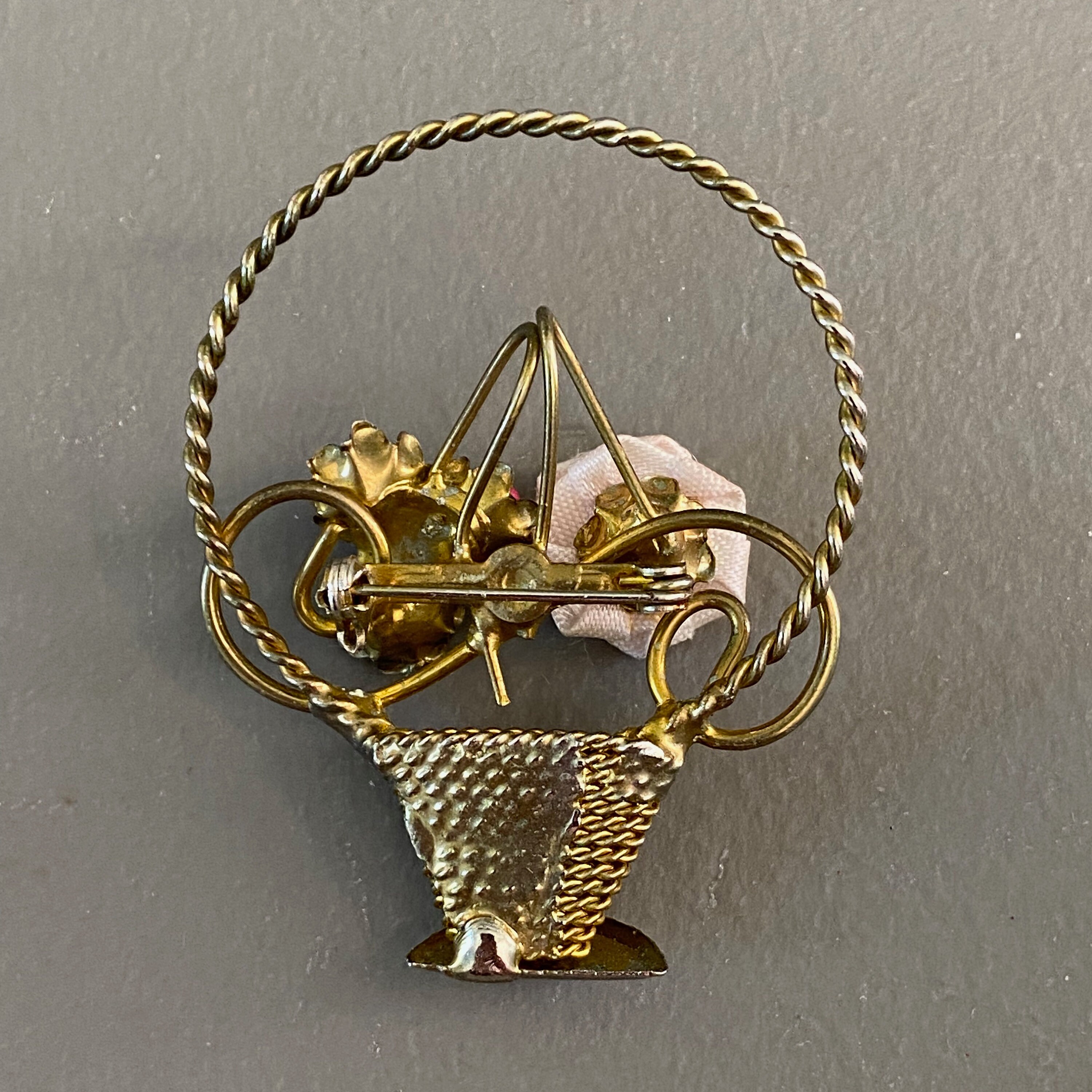 Broche Vintage Panier De Roses - Métal Doré Et Oxydes - Jolie Pièce Ancienne - Occasion