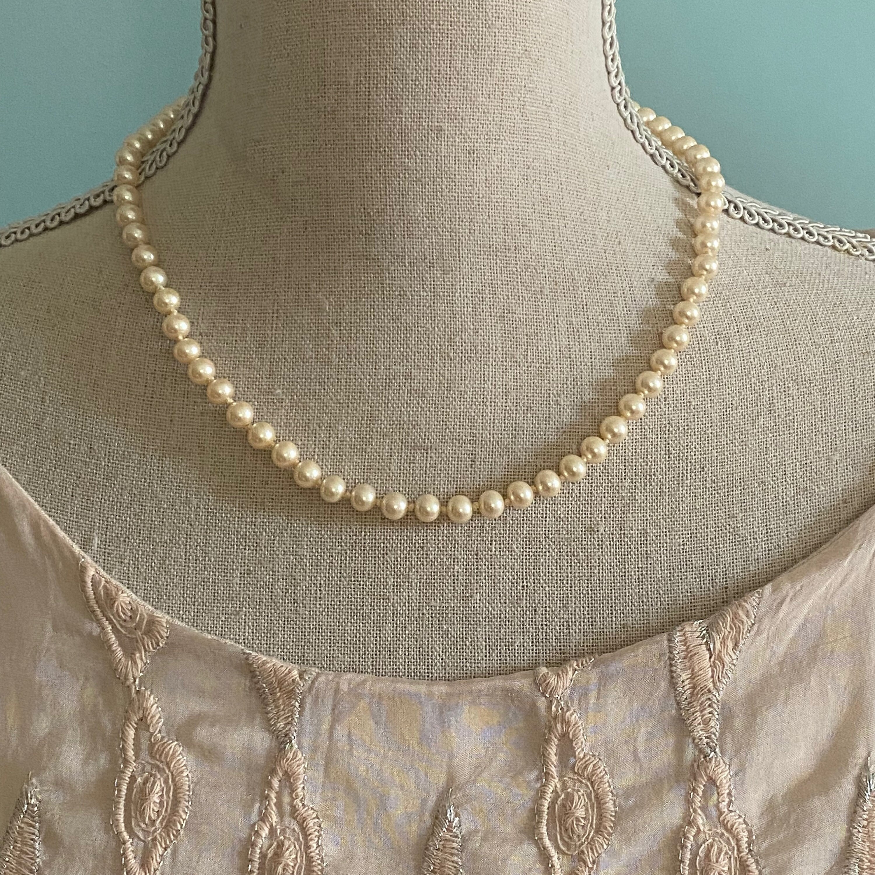Collier Vintage Années 50/60 - 21 Perles Bleues à Inclusions Argentées, Longueur 46-50 Cm - Occasion