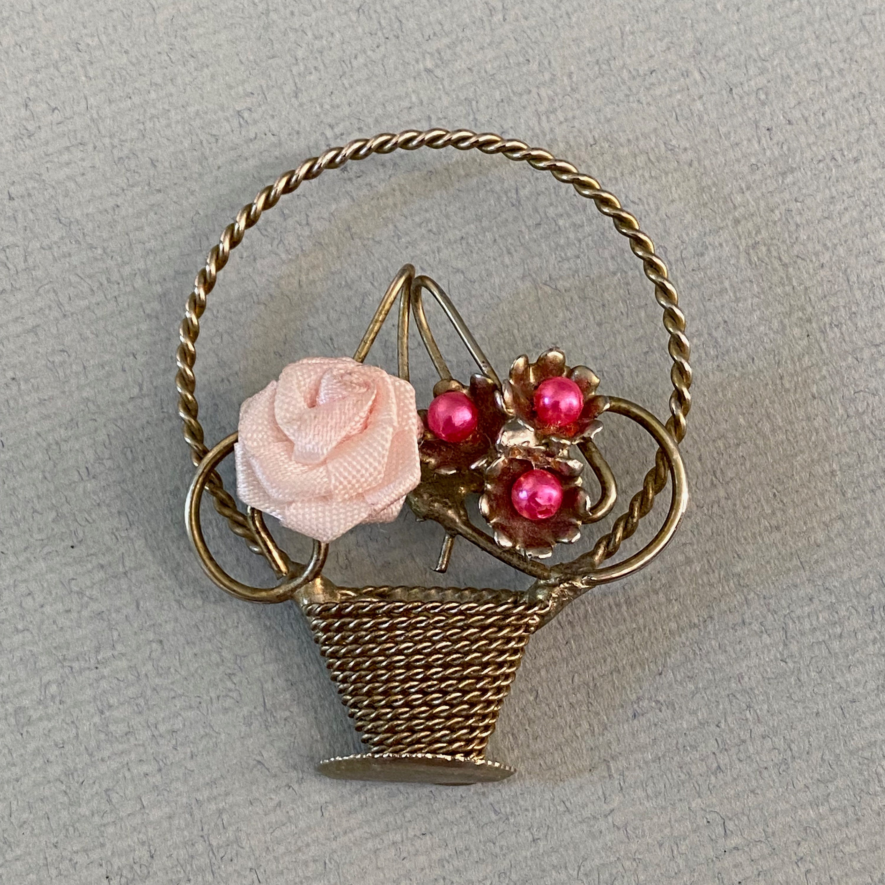 Broche Vintage Panier De Roses - Métal Doré Avec Oxydes - Occasion - Bijou Ancien