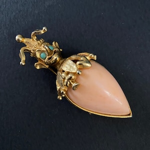 Fantastische PAULINE RADER Goud, Angel Skin Pink & Turquoise Lucite Stone Joker / Court Jester Broche