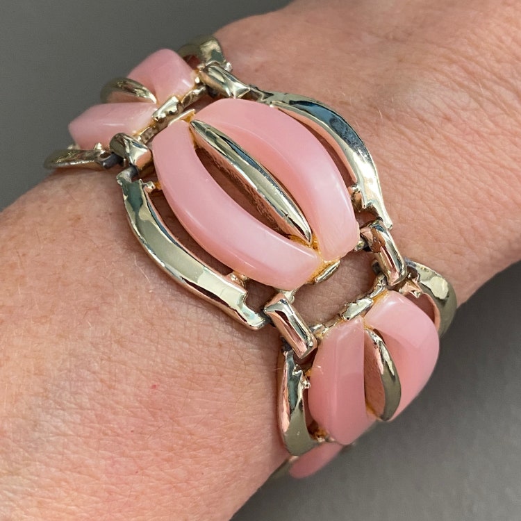 Splendido bracciale a maglie in plastica termoindurente rosa largo anni '50 e tono argento