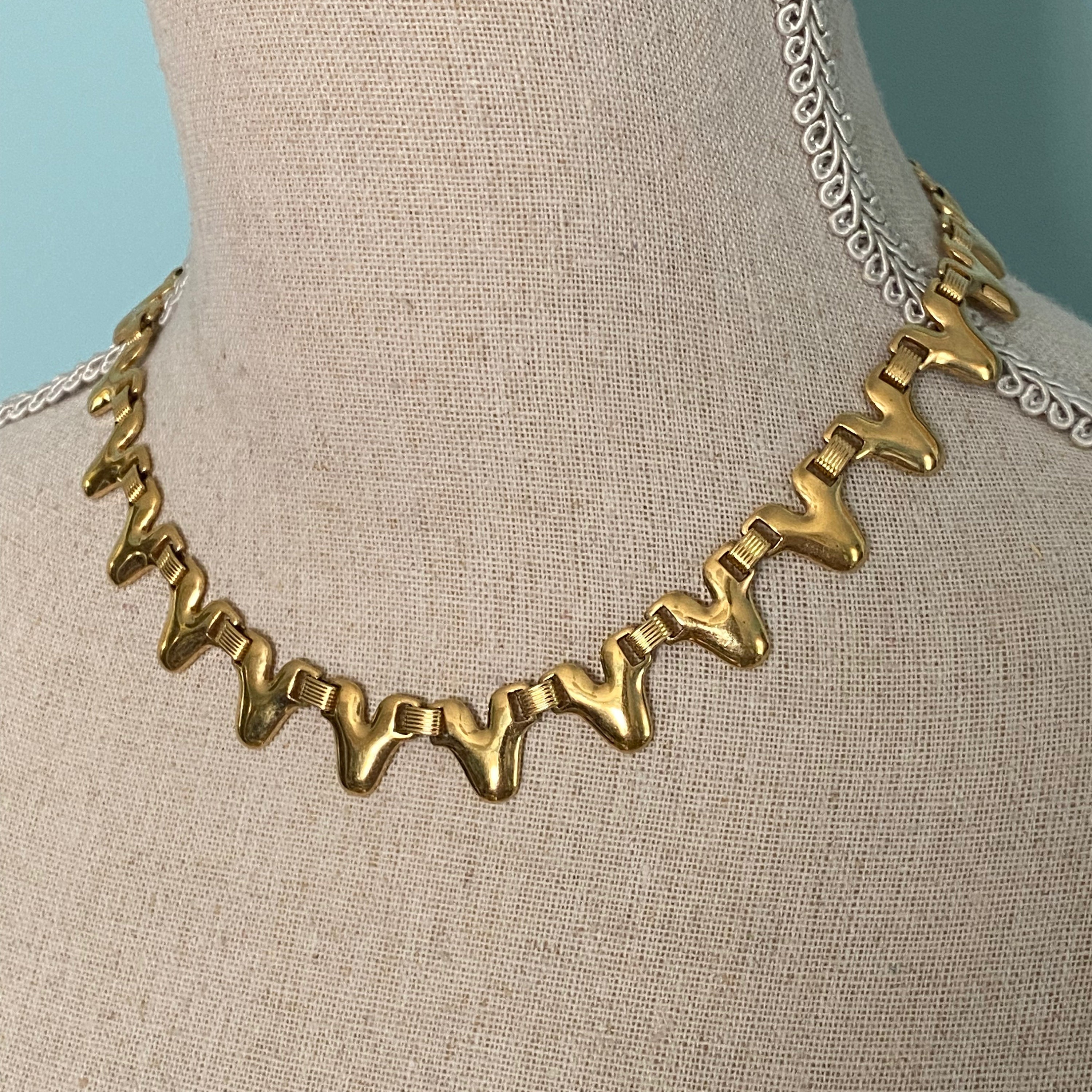 Delicate Mid Century Modern Cleopatra Style Gold Tone Link Choker 