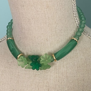 Collar de cuentas espaciadoras en tono dorado y resina verde abigarrada de mediados de siglo