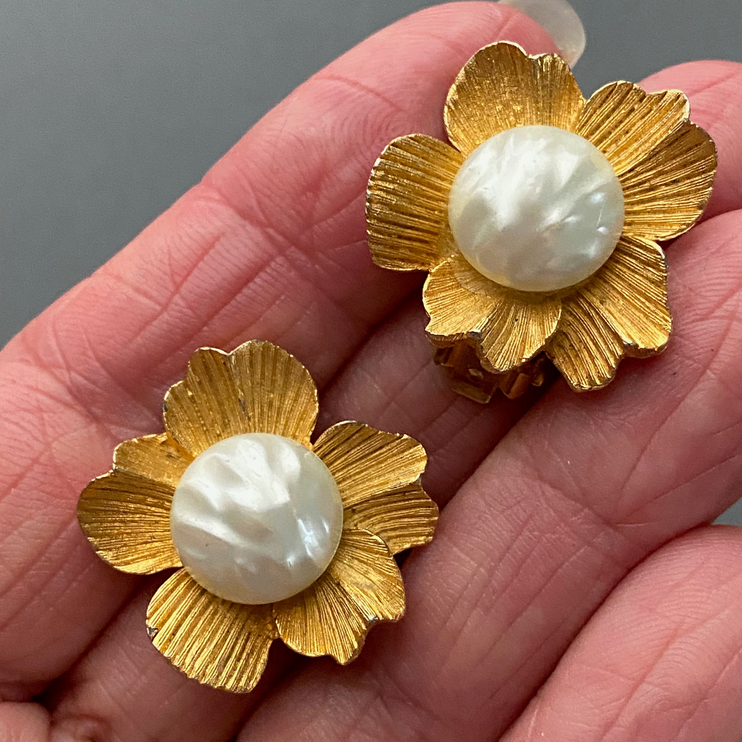 Sweet KRAMER Textured Gold & Baroque Faux Pearl Clip on Earrings