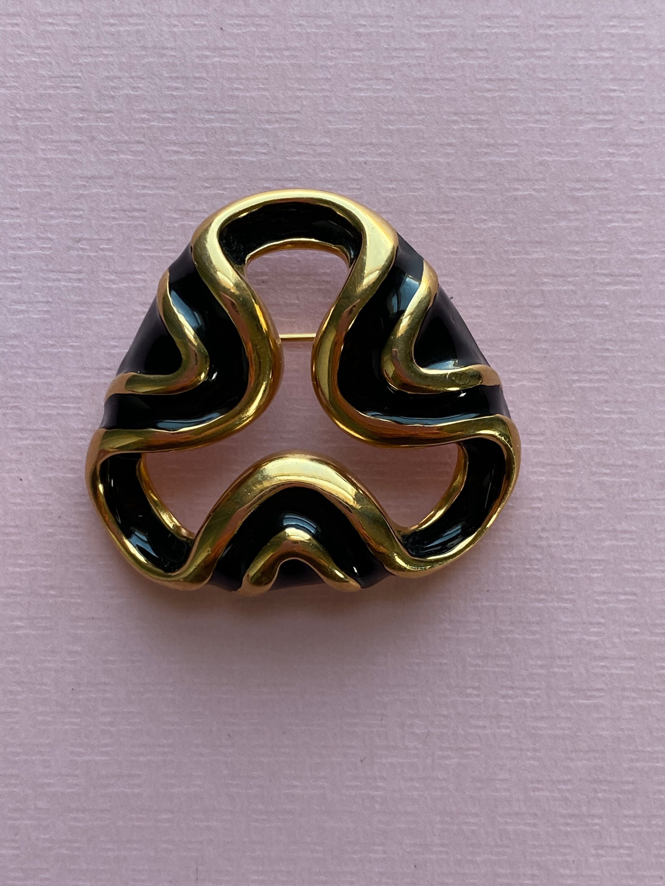1980年代頃の三角形の金と黒のエナメルブローチ - Etsy 日本