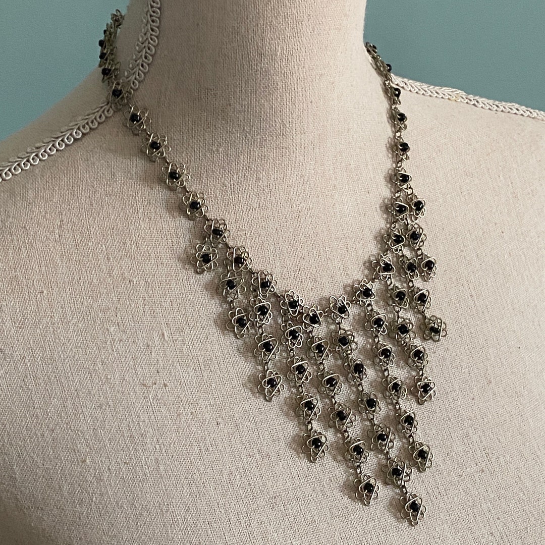 Collana bavaglino con perline boho: gioielli etnici con frange