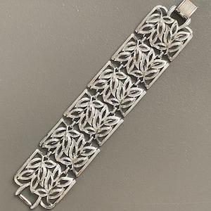 CORO PEGASUS Bracciale a pannello largo con motivo a foglia in argento di metà secolo