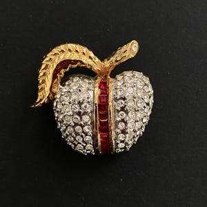 Lindo broche brilhante BUTLER banhado a ouro e cristal vermelho e transparente Apple of Temptation
