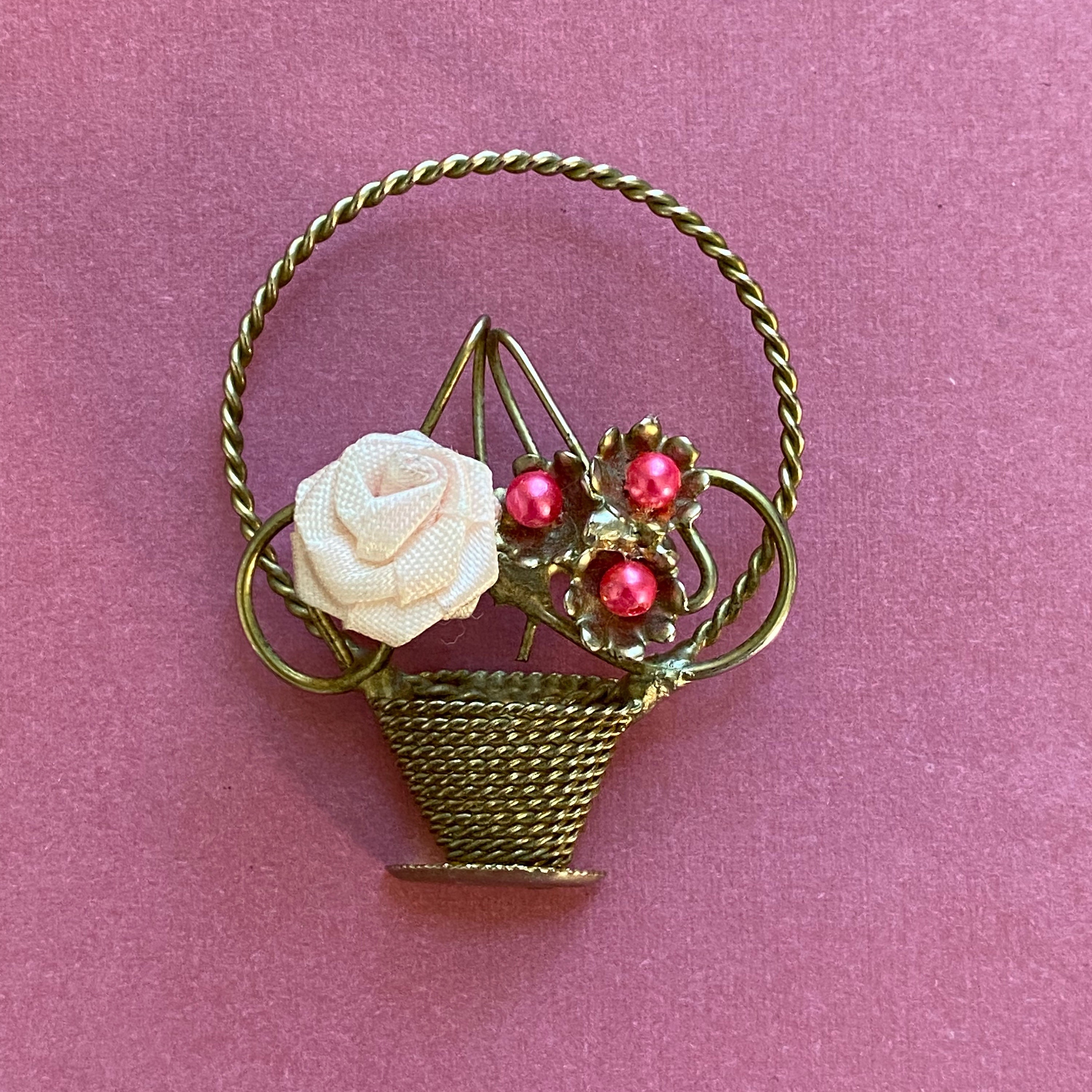 Broche Vintage Panier De Roses - Métal Doré Avec Oxydes, Jolie Pièce D'occasion