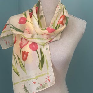 Bufanda rectangular larga de seda 100% con diseño de tulipanes de ADRIENNE VITTADINI