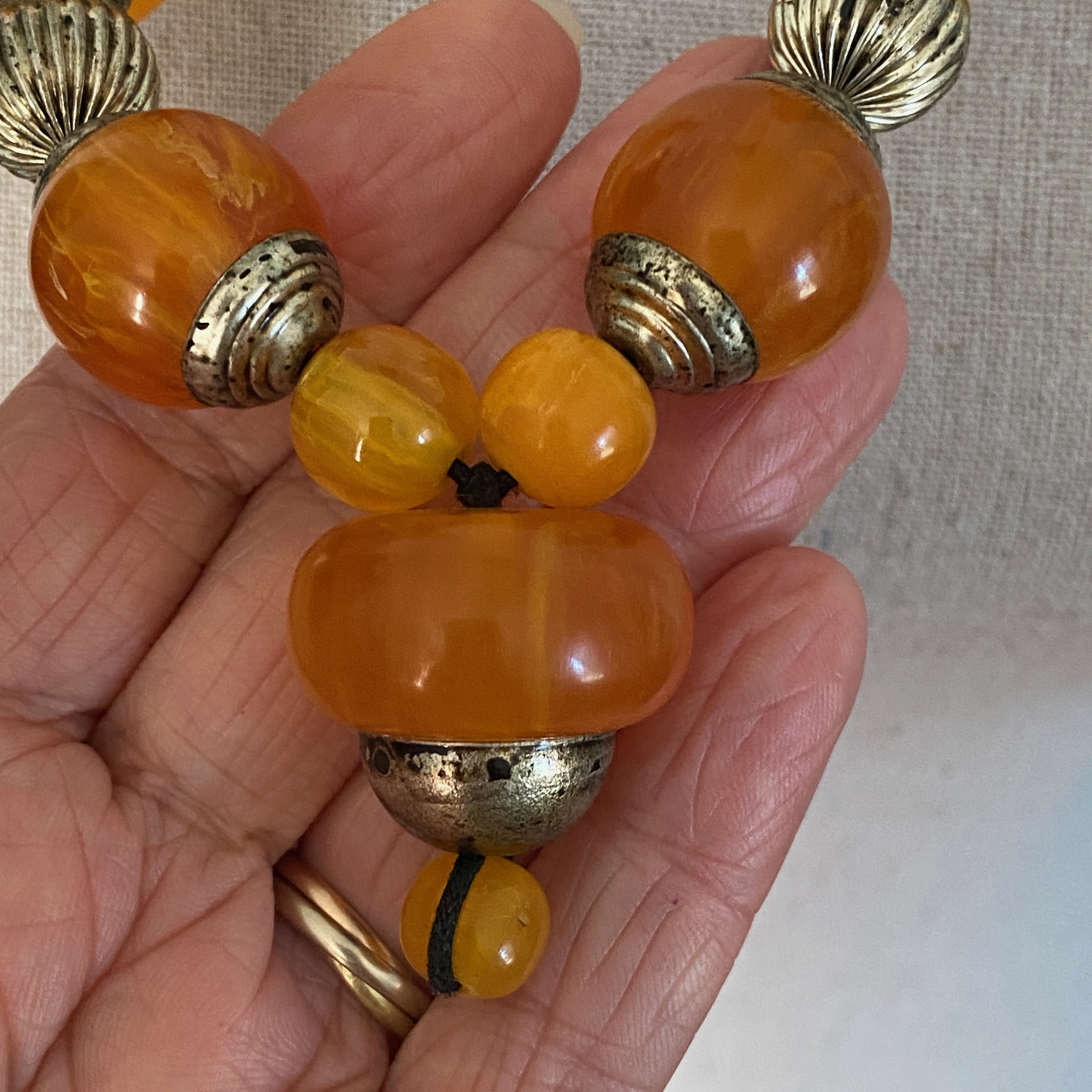 Collier Vintage Couleur Or Avec Perles En Résine Jaune Ambrée - Pièce Unique Rétro