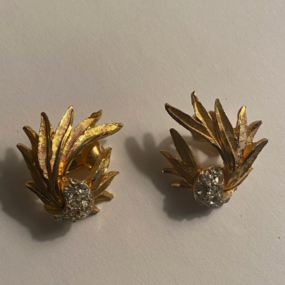 Exquisite Boucher Style Gold Plate & Clear Crystal Clip on  display picture 1