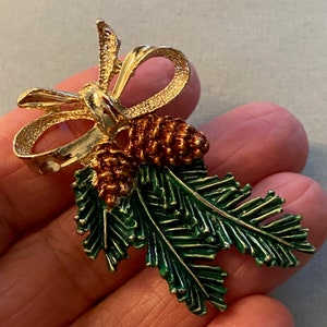GERRY&#39;S Christmas Evergreen & Pine Cones Brooch
