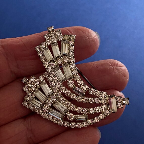 Elegant Mid Century Clear Prong Set Crystal Brooch - image 2