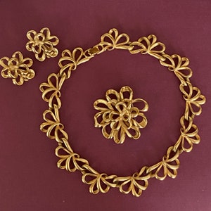 Fabulous VENDOME Matte Gold Modernist Filigree Necklace, Brooch & Clip-On Earrings Set