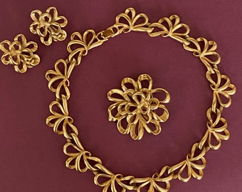 Fabulous VENDOME Matte Gold Modernist Filigree Necklace, Brooch & Clip-On Earrings Set