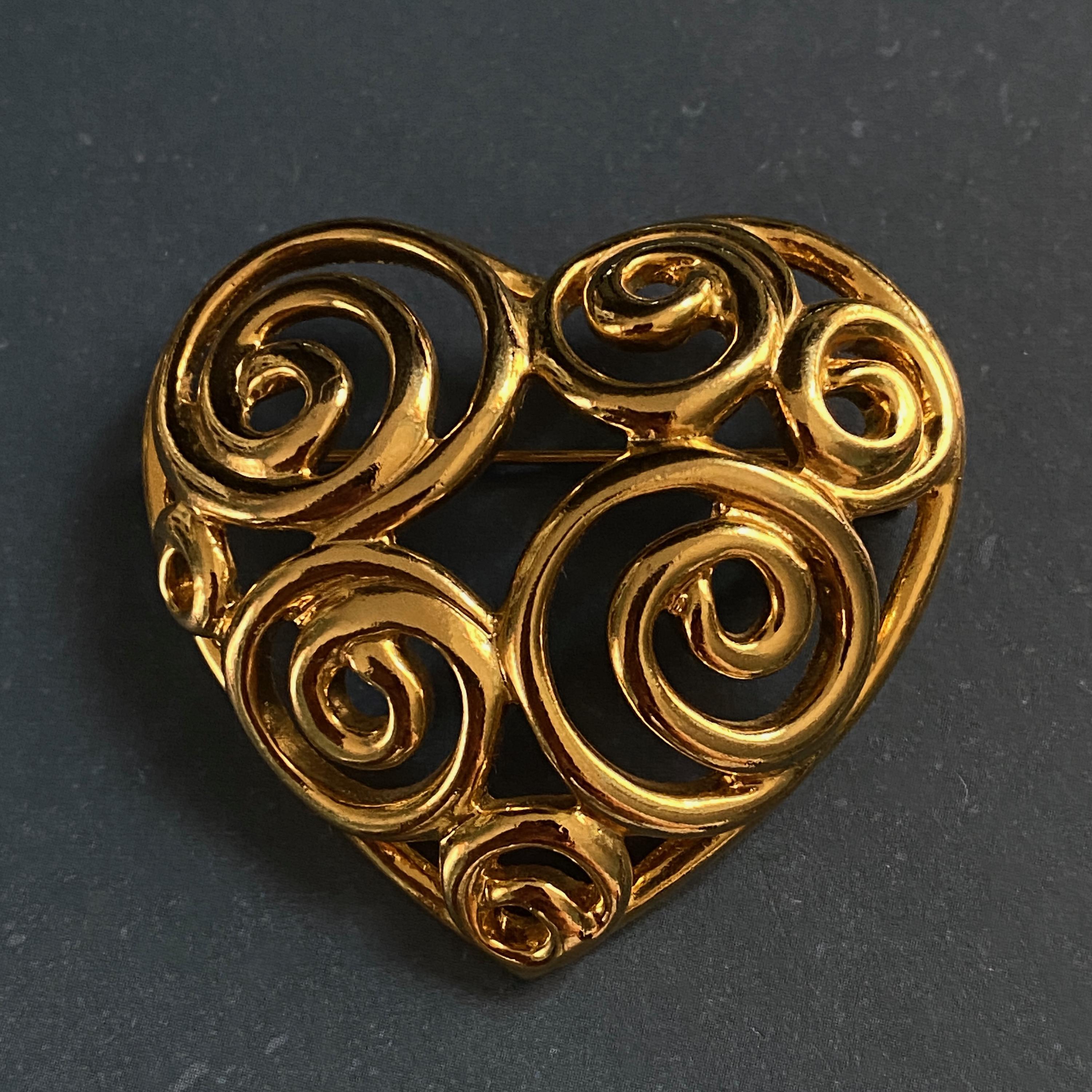 CHANEL ブローチ　ハート 今日特価】Chanel シャネル 新入荷 シルバー & ブラックレザー