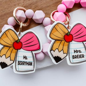 Leraar cadeau, leraar sleutelhanger Gepersonaliseerde leraar waardering cadeau acryl sleutelhanger, sleutelhanger met monogram, boogpotlood sleutelhanger met naam