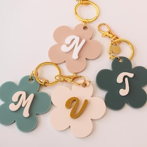 Boho Flower Keychain, Personalized Flower Keychain, Custom Initial Keyring, Boho Acrylic Bag Charm, Cute Gift for Her, Bridesmaids keychain