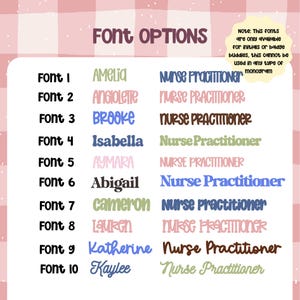 Puede incluir: Una tabla que muestra diez opciones de fuentes para texto personalizado, con nombres como Amelia y Katherine junto al t&iacute;tulo Nurse Practitioner en varios colores y estilos. Una nota indica que estas fuentes son para iniciales o identificadores.