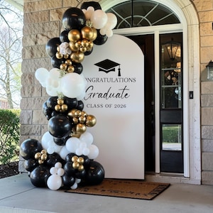 Può includere: Un cartello in legno fatto a mano con la scritta "Welcome" in un carattere fantasioso. Il cartello, dipinto di bianco, ha una finitura invecchiata e un design floreale nei toni del rosa e del verde. Adatto per uso interno o esterno.