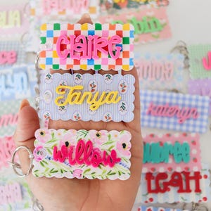 Aangepaste acrylnaamsleutelhanger | Leuk label voor schooltassen | Terug naar school-cadeau | Aangepast rugzaklabel | Gepersonaliseerde rugzaknaamplaatje voor meisjes