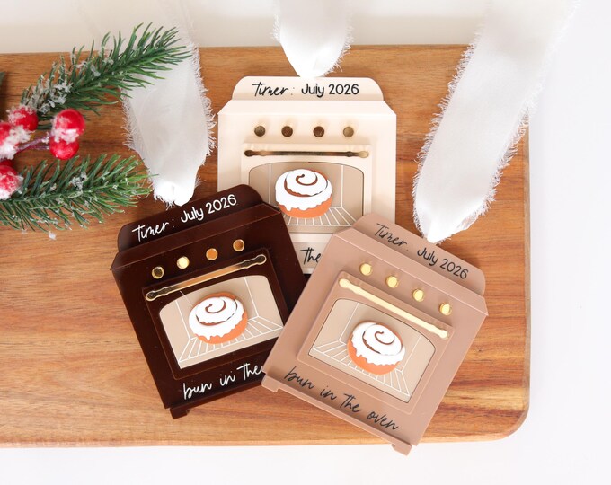 Bun in the oven ornament, Pregnancy Ornament, Pregnancy Announcement, New parent Ornament