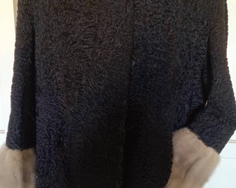 Chaqueta corta de cordero rizado negro y visón blanco apagado de los años 50 M