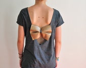 MARLÈNE (back less grey tee-shirt with a gold big bow)