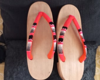 Vintage Japanse houten geta-sandalen: handgemaakte fluwelen kimonoschoenen (22 cm)