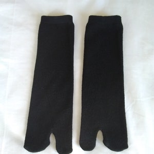 Può includere: Un set di tre tazze in ceramica con finitura opaca e macchiettata. Le tazze sono nei toni del crema, marrone chiaro e marrone scuro. Ogni tazza ha un design semplice e minimalista e un manico arrotondato.