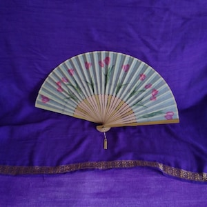Tissu japonais vintage avec des fleurs en bois, éventail pliable sensu, éventail original japonais