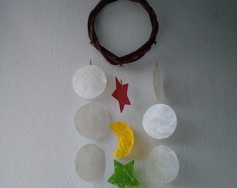 Windspiel Wandbehang weiß Capiz Muscheln rot grün Stern gelb Mond Muscheln Holz handmade