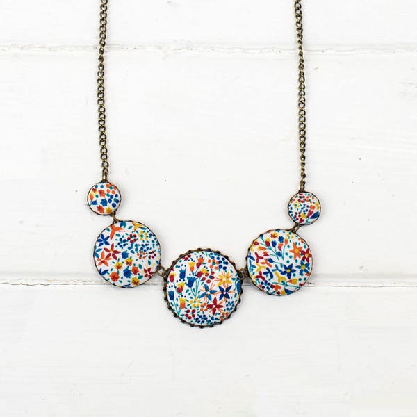 Collier en tissu Liberty imprimé 'Eve'.